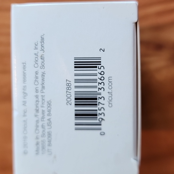 Cricut  Cutie Gold Vinyl Figure - Picture 5 of 5